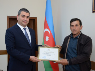 Kürdəmir Rayon İcra Hakimiyyətinin başçısı Elşən Həsənli barama istehsalında yüksək nəticə göstərən bir qrup kümçülərlə görüşüb