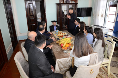 Kürdəmir Rayon İcra Hakimiyyəti başçısı Elşən Həsənli 98 yaşlı Gülməmməd babanın qonağı olub.