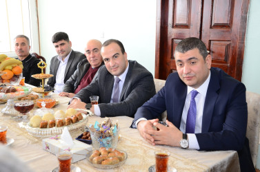 Kürdəmir Rayon İcra Hakimiyyəti başçısı Elşən Həsənli 98 yaşlı Gülməmməd babanın qonağı olub.