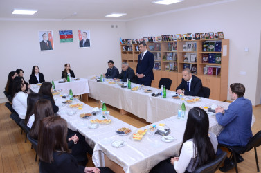 Kürdəmir Rayon İcra Hakimiyyətinin başçısı Elşən Həsənli bir qrup müəllimlərlə görüş keçirib.