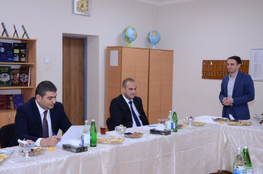 Kürdəmir Rayon İcra Hakimiyyətinin başçısı Elşən Həsənli bir qrup müəllimlərlə görüş keçirib.
