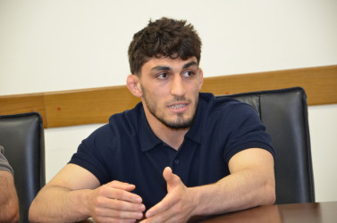 Kürdəmir rayonunun icra başçısı Elşən Həsənli Yunan-Roma güləş növü üzrə Avropa çempionu olan gənc güləşçi Qurban Qurbanov ilə görüşüb.