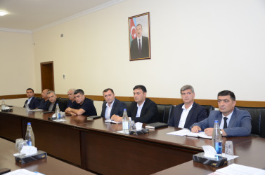 Kürdəmir Rayon İcra Hakimiyyətinin başçısı növbəti dəfə aqroparkların və iri təsərrüfatların rəhbərləri ilə görüş keçirib.