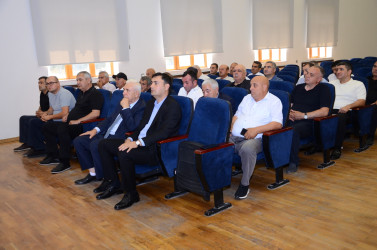 Kürdəmir Rayon İcra Hakimiyyətinin başçısı Elşən Həsənli rayonun fermer və sahibkarları ilə görüş keçirib.