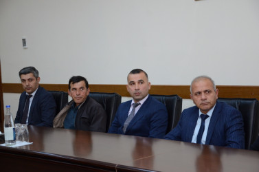 Kürdəmir Rayon İcra Hakimiyyətinin başçısı Elşən Həsənli barama istehsalında yüksək nəticə göstərən bir qrup kümçülərlə görüşüb