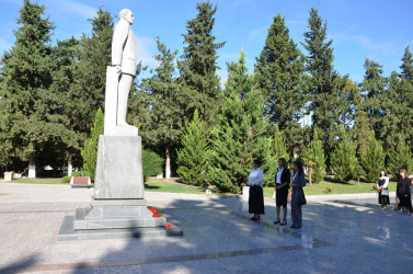 Kürdəmirdə Beynəlxalq Müəllimlər Günü münasibətilə gənc nəslin təlim-tərbiyəsinə töhfə vermiş müəllimlərlə Kürdəmir Rayon İcra Hakimiyyətinin başçısı Elşən Həsənli görüş keçirib.