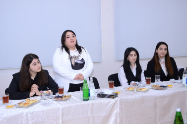 Kürdəmir Rayon İcra Hakimiyyətinin başçısı Elşən Həsənli bir qrup müəllimlərlə görüş keçirib.