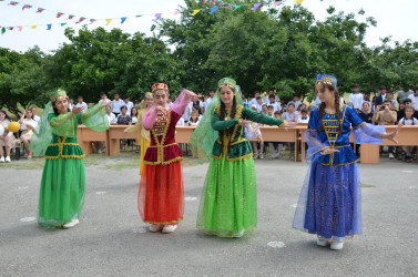 İcra başçısı Mollakənd kənd tam orta məktəbində keçirilən Son zəng tədbirində iştirak edib.