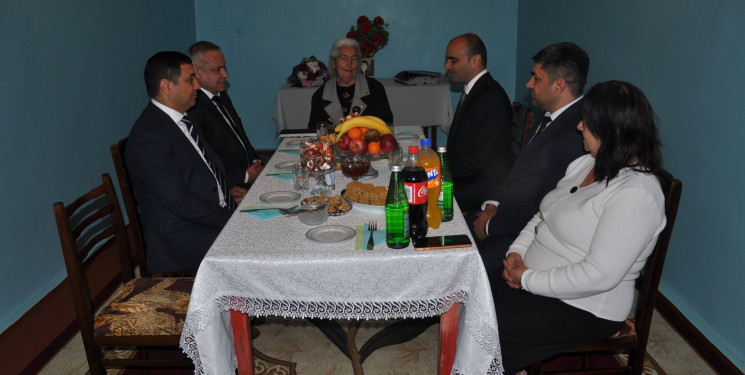 İcra başçısı təhsil sahəsində uzun müddət çalışmış, üç nəsil şagird yetişdirən qocaman müəllim Pəri Qədirovanın ailəsinin qonağı olub.