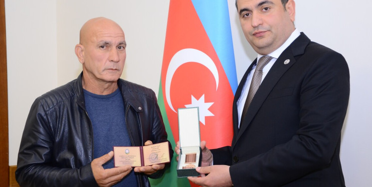 Aprel şəhidinin medalı ailəsinə təqdim edildi.