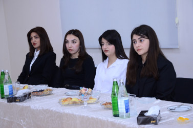 Kürdəmir Rayon İcra Hakimiyyətinin başçısı Elşən Həsənli bir qrup müəllimlərlə görüş keçirib.