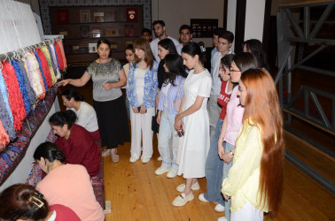 Kürdəmir Rayon İcra Hakimiyyətinin könüllüləri “Azərxalça” ASC-nin Kürdəmir filialında qonaq olublar.