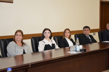 Kürdəmirdə Beynəlxalq Müəllimlər Günü münasibətilə gənc nəslin təlim-tərbiyəsinə töhfə vermiş müəllimlərlə Kürdəmir Rayon İcra Hakimiyyətinin başçısı Elşən Həsənli görüş keçirib.