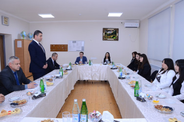 Kürdəmir Rayon İcra Hakimiyyətinin başçısı Elşən Həsənli bir qrup müəllimlərlə görüş keçirib.