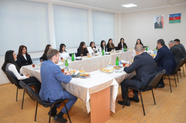 Kürdəmir Rayon İcra Hakimiyyətinin başçısı Elşən Həsənli bir qrup müəllimlərlə görüş keçirib.