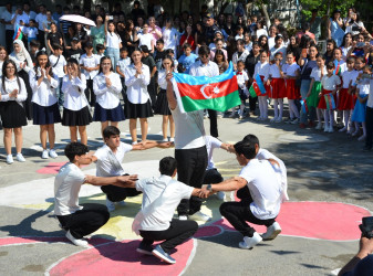 M.Ə.Rəsulzadə adına şəhər 2 nömrəli məktəbdə Son zəng tədbiri keçirilib.