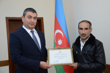Kürdəmir Rayon İcra Hakimiyyətinin başçısı Elşən Həsənli barama istehsalında yüksək nəticə göstərən bir qrup kümçülərlə görüşüb