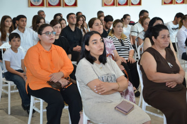 Kürdəmirdə “Şəhərsalma və memarlıq İli” çərçivəsində “Böyük Qayıdışın asanlaşdırılması: doğma yurdlarına qayıdan məcburi köçkünlərin məşğulluq perspektivlərinin və biznes imkanlarının artırılması” layihəsinin ikinci mərhələsinin yekun bağlanış mərasimi keçirilib.