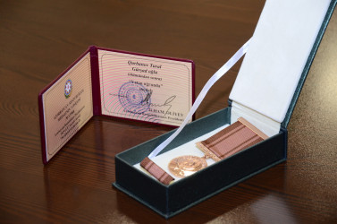 Aprel şəhidinin medalı ailəsinə təqdim edildi.
