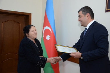 Kürdəmir Rayon İcra Hakimiyyətinin başçısı Elşən Həsənli barama istehsalında yüksək nəticə göstərən bir qrup kümçülərlə görüşüb