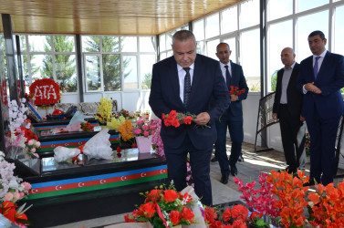 Oktyabrın 5 -də Kürdəmirdə Müəllimlər günü ilə bağlı şəhid müəllimin məzarı ziyarət olunub.