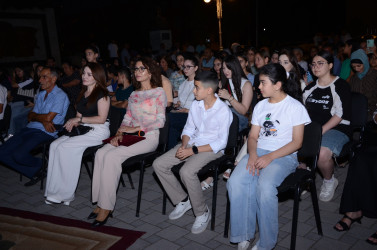 Açıq səma altında film nümayiş olunub.