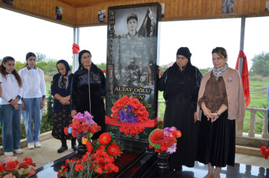 İcra başçısı şəhid Kamil Şirinovun və şəhid Elvin Ömərovun anım tədbirlərində iştirak edib.