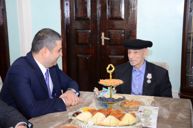 Kürdəmir Rayon İcra Hakimiyyəti başçısı Elşən Həsənli 98 yaşlı Gülməmməd babanın qonağı olub.