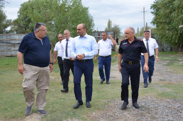 Kürdəmir Rayon İcra Hakimiyyətinin başçısı Elxan İbrahimov Çərtəyəz kənd sakini Mürvət Ağayevə məxsus təsərrüfatla tanış olub.