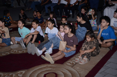 Açıq səma altında film nümayiş olunub.