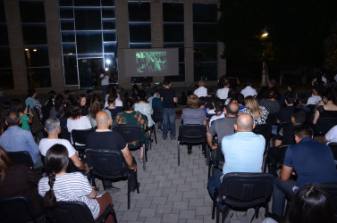 Açıq səma altında film nümayiş olunub.