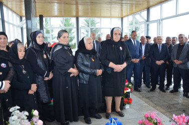 İcra başçısı şəhid Elnur Abışovun anım tədbirində iştirak edib.