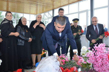 İcra başçısı şəhid Elnur Abışovun anım tədbirində iştirak edib.