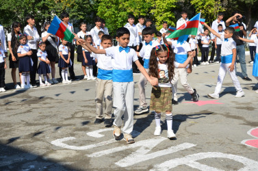 M.Ə.Rəsulzadə adına şəhər 2 nömrəli məktəbdə Son zəng tədbiri keçirilib.